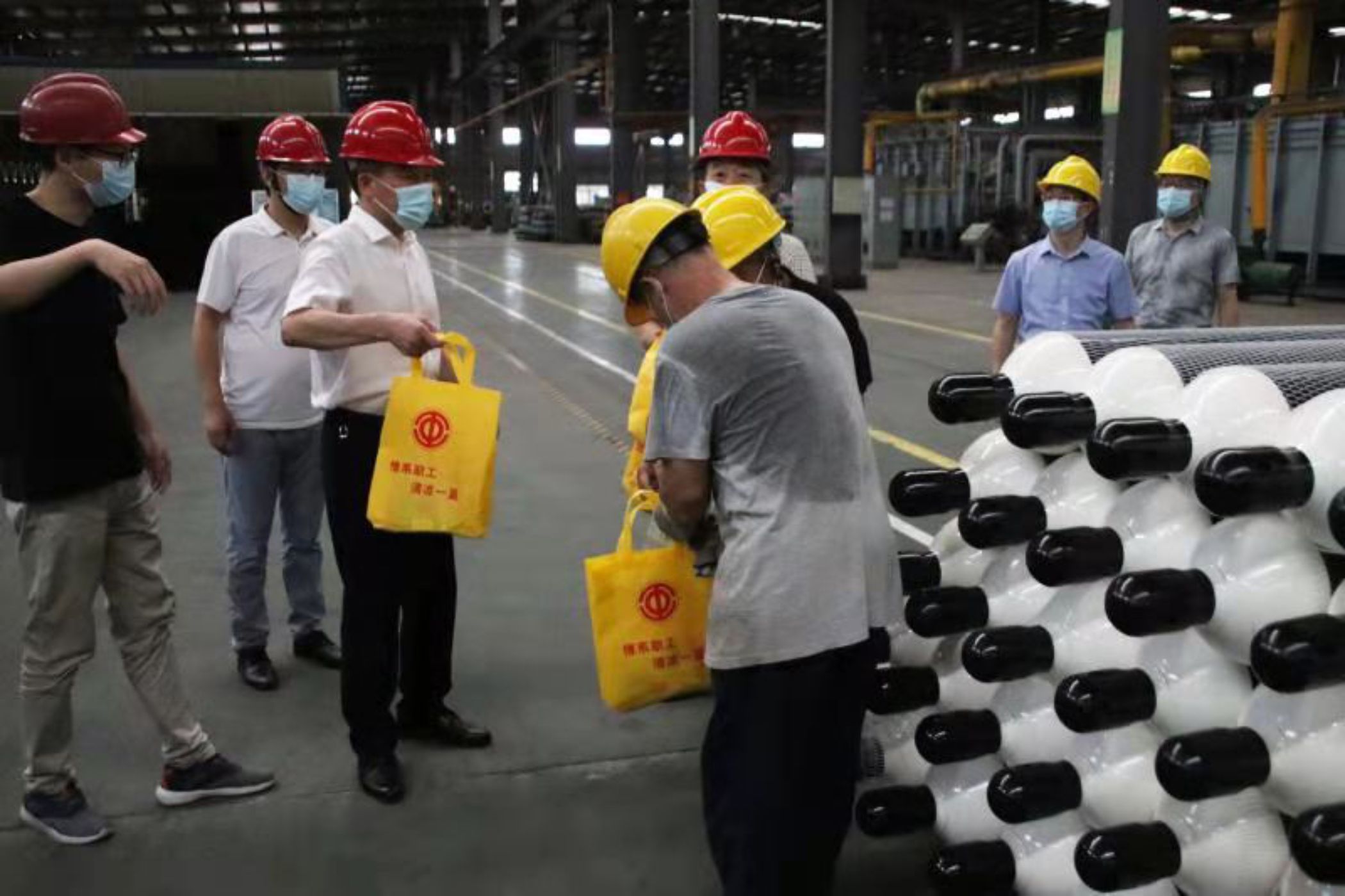 The Trade Union of Taihu County Party Committee Secretary came to our company to carry out the activity of "A Cool Summer for Employees"