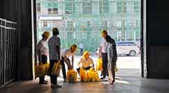 Meet the hot summer busy production not afraid of the high temperature to send cool